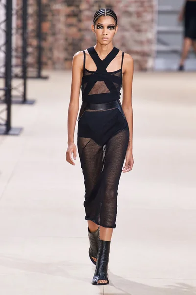 Look 18